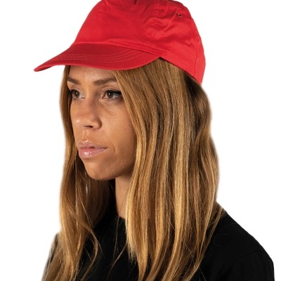 Boné vermelho de tecido em modelo feminino com cabelo loiro, fundo branco
