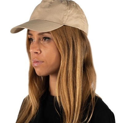 Boné bege em tecido algodão com aba curva usado por mulher com cabelo comprido