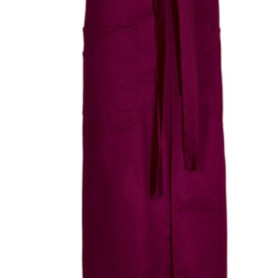 Avental comprido bordô com bolso e cinto no fundo branco