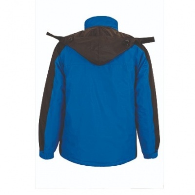 Casaco impermeável azul com detalhes pretos e capuz removível visto de costas
