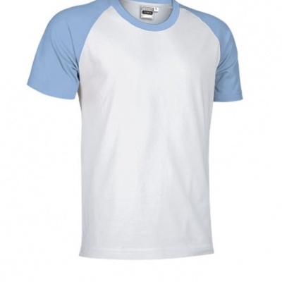 T-shirt branca com mangas e gola azul claro