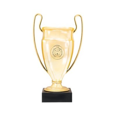 Troféu dourado com base preta e emblema circular