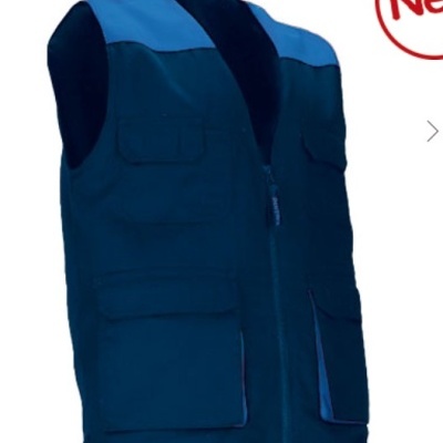 Colete azul escuro com bolsos e detalhes azul claro