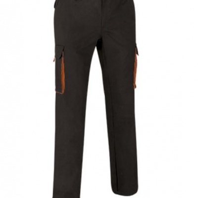 Calças pretas com bolsos laterais e detalhes em laranja