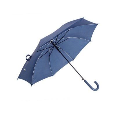 Guarda-chuva azul escuro aberto com cabo curvo