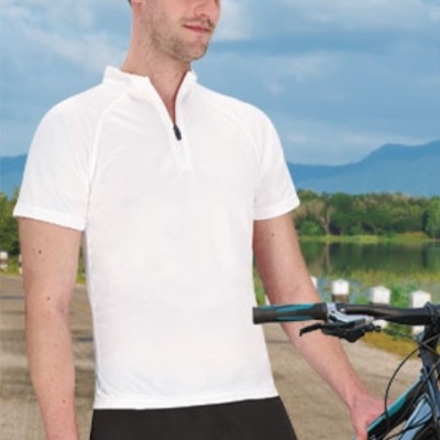 Homem com camisola branca e calças pretas segurando bicicleta ao ar livre