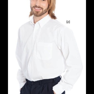 Homem com camisa branca e calças pretas em fundo branco