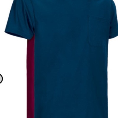 T-shirt desportiva azul escuro com laterais vermelhas e bolso no peito
