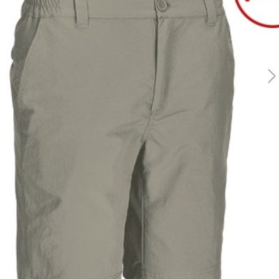 Calções masculinos cinza claro com fecho e bolso