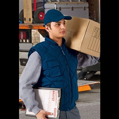 homem de colete azul carregando caixa de cartão e pasta em armazém