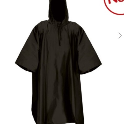 Poncho impermeável preto com capuz e tecido liso