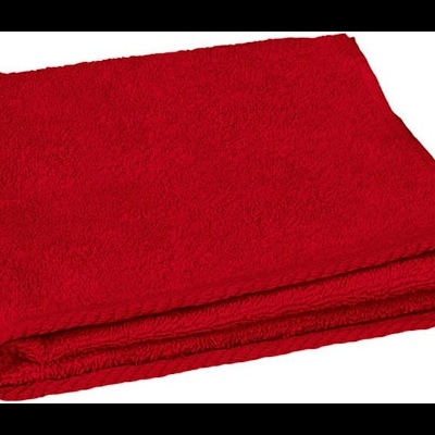 Toalha vermelha felpuda dobrada