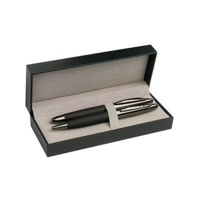Conjunto de caneta e porta-canetas pretos com detalhes prateados numa caixa preta aberta com interior cinza.