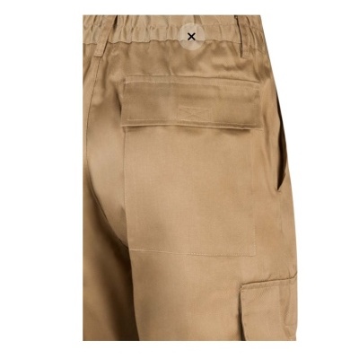 Calças bege com bolso traseiro grande e cós elástico