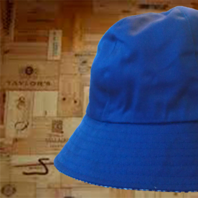 Chapéu azul tipo pescador em tecido com abas largas