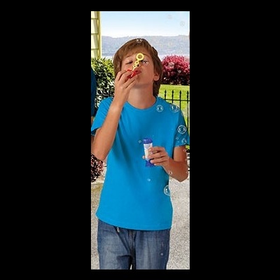 Criança a soprar bolhas de sabão num jardim exterior