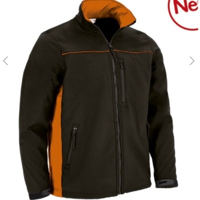 Casaco preto com detalhes laranja e fechos de correr em fundo branco