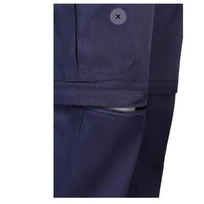 Detalhe de calças azuis com fecho de correr na zona do joelho