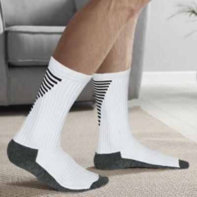 Meias brancas com detalhes cinzentos e pretos usadas por um modelo em ambiente interior