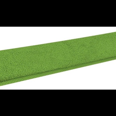 Toalha verde enrolada sobre fundo branco