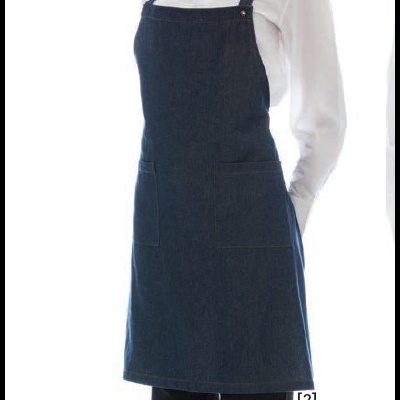 Mulher com avental azul escuro e touca azul escuro