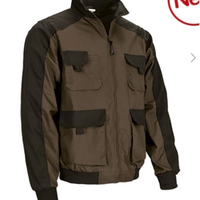 Casaco masculino castanho e preto com vários bolsos e fecho de correr