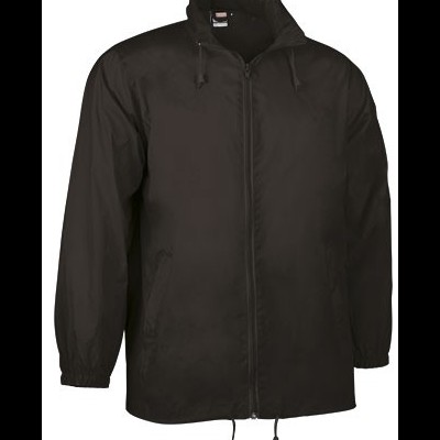 Casaco impermeável preto com capuz e fecho de correr