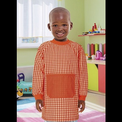 Criança com bata escolar xadrez vermelho e branco em quarto infantil colorido