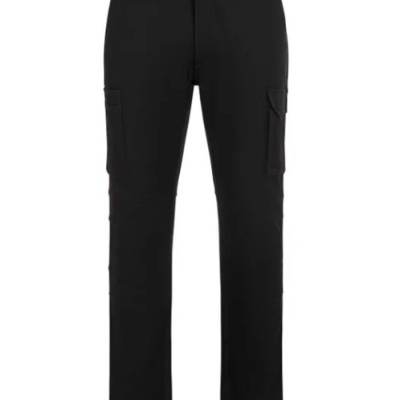 Calças pretas com bolsos tipo cargo e fecho com botão