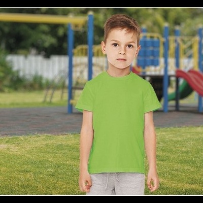 Criança com camiseta verde e calças cinzentas em parque ao ar livre