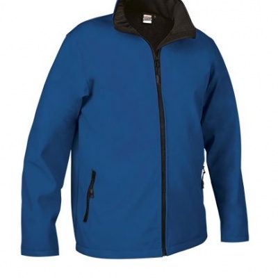 Casaco azul com fecho preto e gola alta