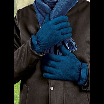 Pessoa usando luvas e cachecol azuis com casaco preto