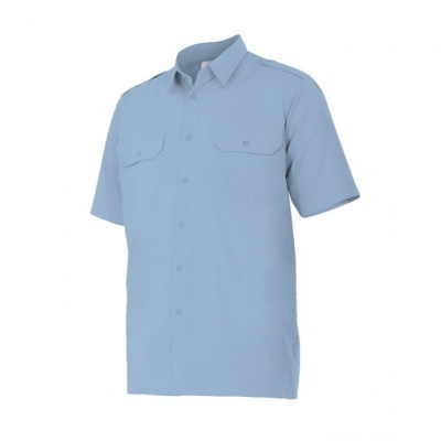 Camisa azul clara de manga curta com bolsos frontais e colarinho