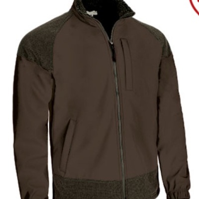 Casaco castanho com fecho e bolsos, tecido felpudo nos detalhes.