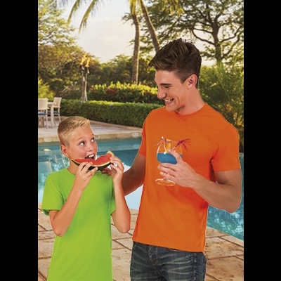 Dois rapazes junto a piscina, um a comer melancia e outro a beber um cocktail azul