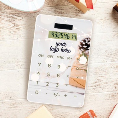 Calculadora branca transparente com visor digital e fundo decorativo de Natal