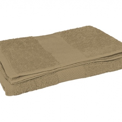 Toalha de banho bege dobrada com faixa lisa central em tecido