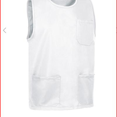 Colete branco sem mangas com três bolsos frontais