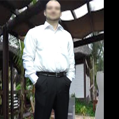 Homem com camisa branca e calças pretas em espaço exterior com madeira e plantas