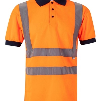 Polo laranja fluorescente de alta visibilidade com faixas refletoras cinzentas e gola preta
