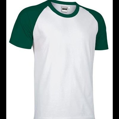 Camiseta desportiva branca com mangas e gola verdes e etiqueta interna visível