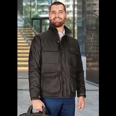 Homem com casaco preto, calças azuis e segurando pasta preta