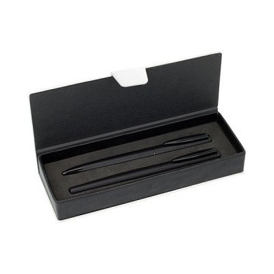 Conjunto de caneta esferográfica e caneta preta numa caixa preta aberta