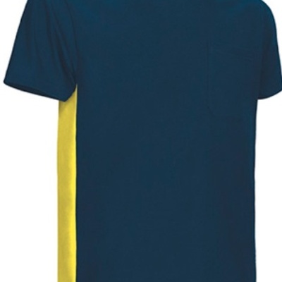 T-shirt azul escuro com faixa lateral amarela e bolso no peito