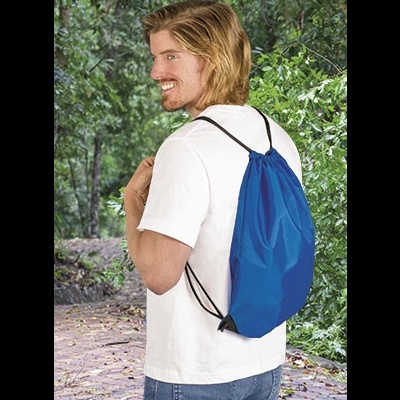 Homem com mochila saco azul em ambiente de floresta