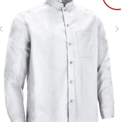 Camisa branca de manga comprida com bolso no peito e gola mandarim