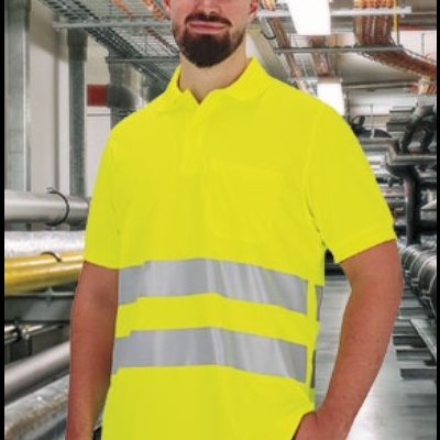 Polo amarelo de alta visibilidade com faixas refletoras usado em ambiente industrial