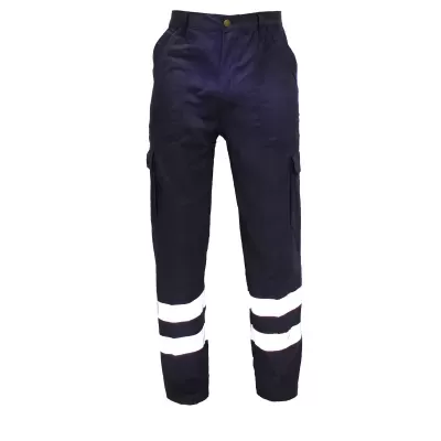 Calças de trabalho pretas com faixas refletoras brancas nas pernas