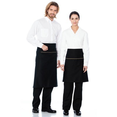 Homem e mulher com camisas brancas, calças e aventais pretos em fundo branco.