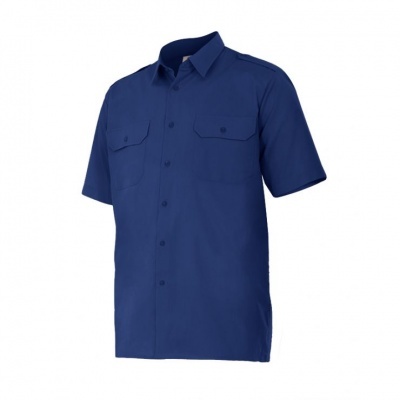 Camisa azul escura de manga curta com bolsos frontais e colarinho clássico